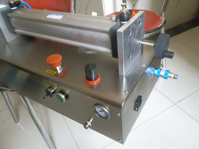 半自動液體灌裝機(jī)控制臺細(xì)節(jié)